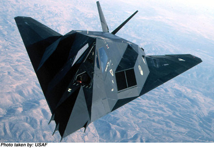 Các khoang vũ khí riêng biệt bên trong F-117A có thể mang 2.300 kg vũ khí. Ảnh: Đất Việt