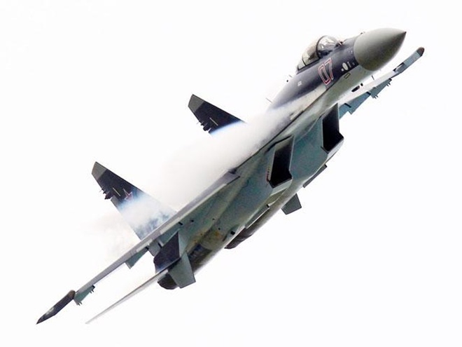Tiêm kích Su-35 được ví như vật thể bay không xác định. Ảnh: VnExpress