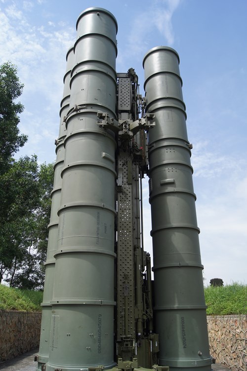 Hệ thống tên lửa S-300PMU1 là loại khí tài thuộc thế hệ mới, hiện đại trên thế giới. Ảnh: Tiền Phong 