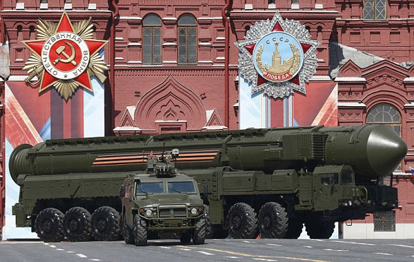 Hệ thống tên lửa Nga diễu hành trên đường phố. Ảnh: VietNamNet 