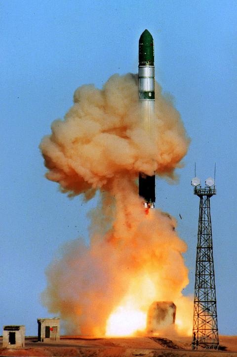 Tên lửa Nga khai hỏa. Ảnh: Đất Việt 