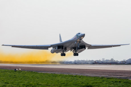 Máy bay ném bom Tu-60M2 phải đạt tốc độ như một máy bay tiêm kích đánh chặn.  