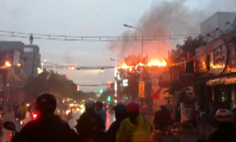 Hiện trường vụ cháy dây điện tại TP HCM khiến người dân hoảng hốt. Ảnh: An Ninh Thủ Đô