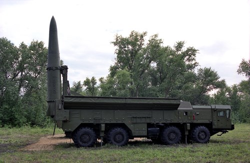 Tên lửa 9K720 Iskander-M này đó chính là có tầm bắn vào khoảng 400 – 500 km. Ảnh: Đất Việt