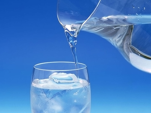 Nước uống là nguồn cung cấp thiết yếu cho cơ thể tuy nhiên lại tiềm ẩn nhiều vi khuẩn gây hại. Ảnh minh họa 