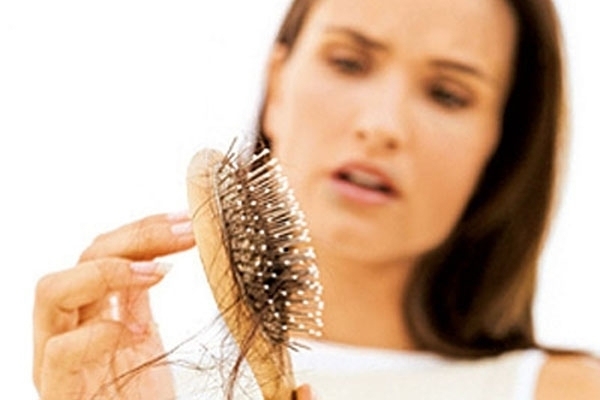 Rụng tóc là dấu hiệu bình thường nhưng nếu quá nhiều bạn phải cẩn thận. Ảnh minh họa 
