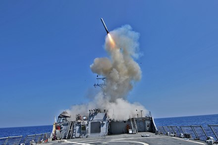 Tên lửa hành trình Tomahawk của Mỹ tấn công từ ngoài biển. Ảnh: Tiền Phong 