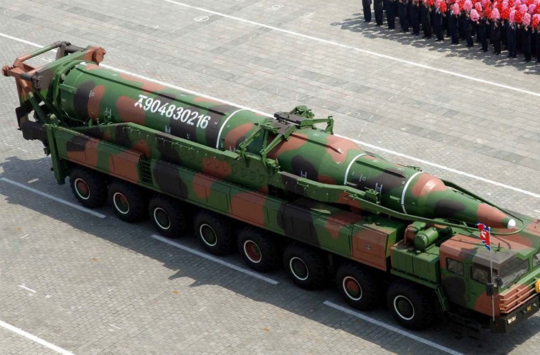 Tên lửa KN-08 của Triều Tiên trong lần duyệt binh. Ảnh: Kiến Thức 