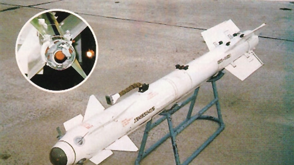 Tên lửa R-73 là một tên lửa dẫn đường hồng ngoại nhạy cảm. Ảnh: Lao động