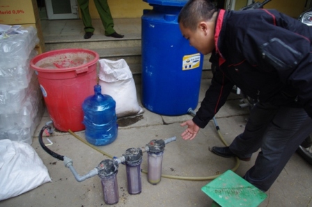  Lực lượng chức năng đã bắt quả tang công nghệ sản xuất nước muối sinh lý rởm tại Hà Nội. Ảnh: Dân trí