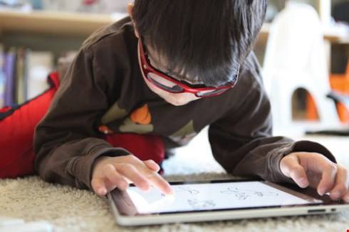 Trẻ nhỏ có thể sẽ bị chậm nói nếu sử dụng thường xuyên đối với các thiết bị điện tử cầm tay. Ảnh minh họa