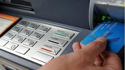 Thẻ ATM dù tiện lợi nhưng người dân cần hết sức cảnh giác khi giao dịch. Ảnh minh họa 