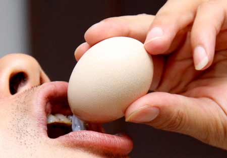 Trứng gà sống cũng rất độc nếu ăn. Ảnh minh họa 