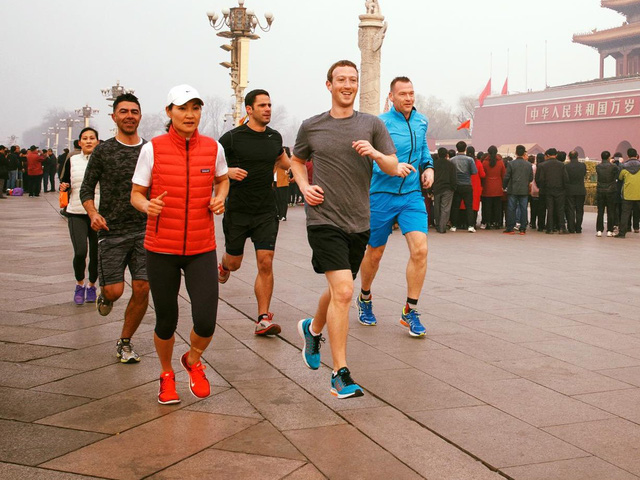  Ông chủ Facebook chạy bộ ở quảng trường Thiên An Môn, Trung Quốc. Ảnh: Internet
