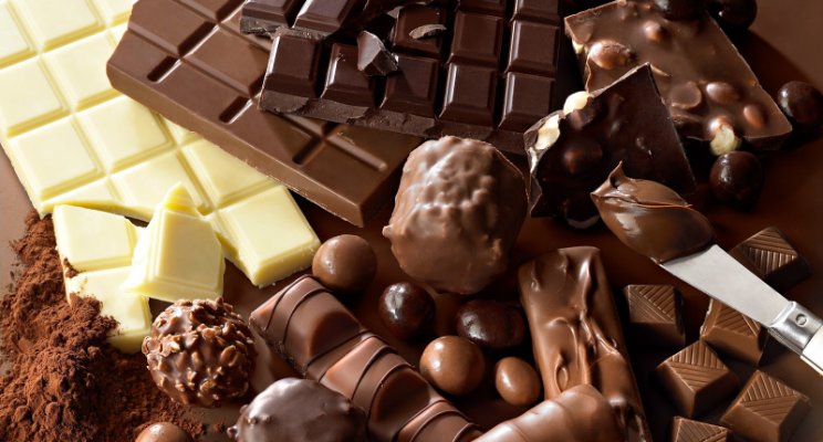 Nhiều người nghĩ rằng sữa giàu chất đạm, chocolate giàu năng lượng nên dùng cùng lúc sẽ rất tốt cho cơ thể. Thực ra sữa lỏng cộng thêm chocolate sẽ khiến canxi trong sữa và axit oxalic phản ứng với nhau hình thành hợp chất calcium oxalate có hại cho cơ thể. Dùng lâu dài sẽ gây thiếu canxi, tiêu chảy, trẻ chậm phát triển, tóc khô, dễ gãy xương và tăng tỷ lệ sỏi thận.  