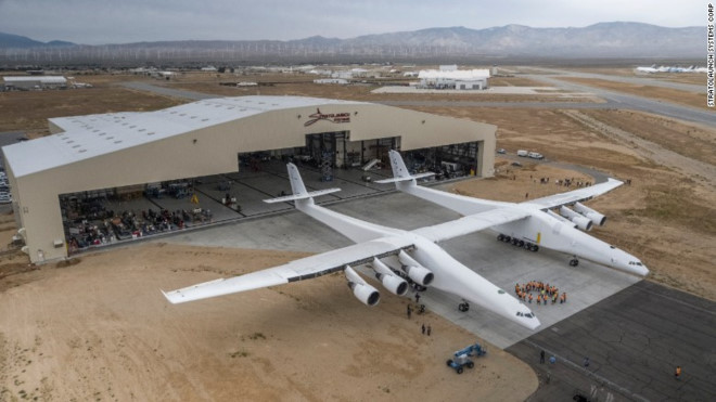Máy bay Stratolaunc vừa được lăn bánh khỏi nhà máy Hàng không và Không gian Mojave ở California. Ảnh: VietNamNet