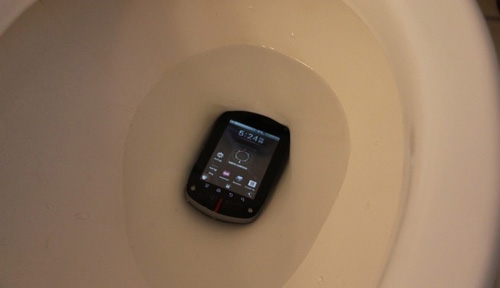 Mang điện thoại vào nhaf vệ sinh còn có nguy cơ tử vong. Ảnh minh họa
