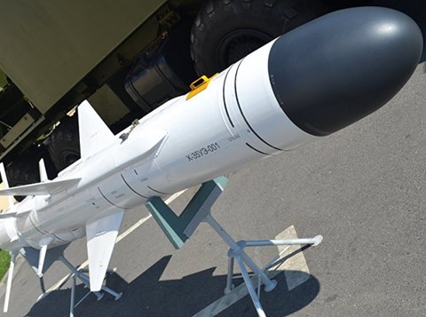 Tên lửa Kh-35UE cũng có kích thước nhỏ gọn nhưng uy lực kinh hoàng. Ảnh: An ninh Thủ đô 