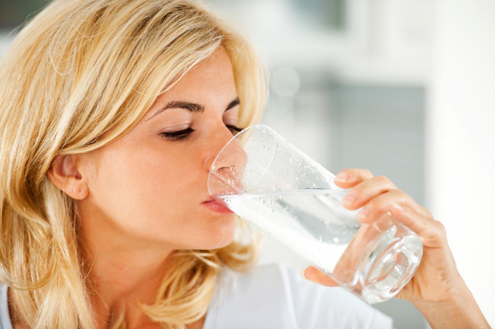 Nước rất cần thiết cho cơ thể nhưng nếu uống nhiều trước khi đi ngủ lại không hề tốt. Ảnh minh họa