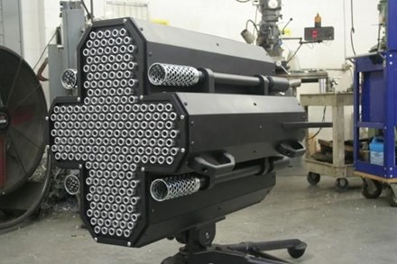 Với tốc độ kinh hoàng 1 triệu viên/phút súng Metal Storm có thể tiêu diệt một lượng lớn quân địch trong chốc lát. Ảnh: Công an Nhân dân