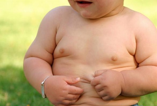Đồ ngọt cũng gây béo phì ở trẻ nếu ăn quá nhiều. Ảnh minh họa 