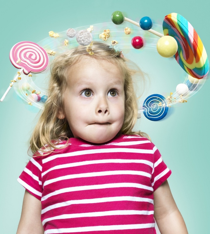 Trẻ ăn nhiều đồ ngọt dễ dẫn tới nguy cơ sâu răng cao. Ảnh minh họa 