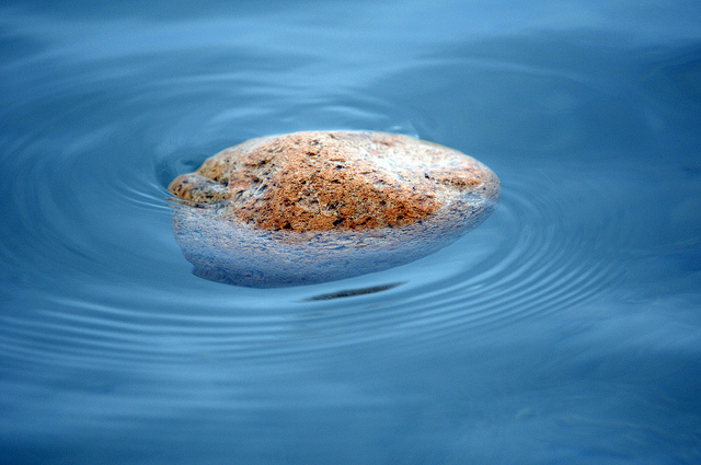  Hiện tượng đá bọt tự nổi trên mặt nước. Ảnh minh họa