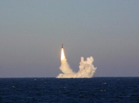 Tên lửa RSM-56 Bulava trong một lần khai hỏa. Ảnh: Đất Việt