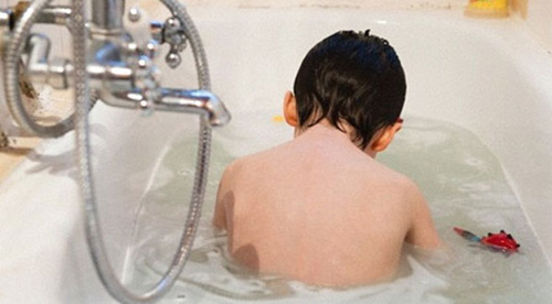 Cha mẹ không nên để trẻ tắm hay nghịch nước một mình rất nguy hiểm. Ảnh minh họa 