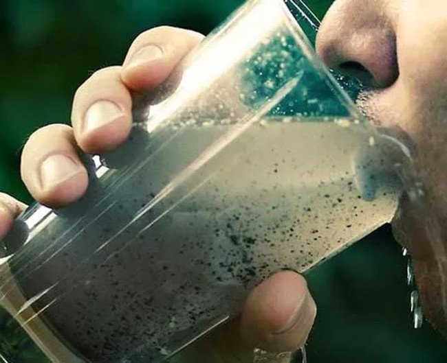 Nước uống không màu còn nguy cơ nhiễm nhiều chất gây hại như chì, asen...Ảnh minh họa 