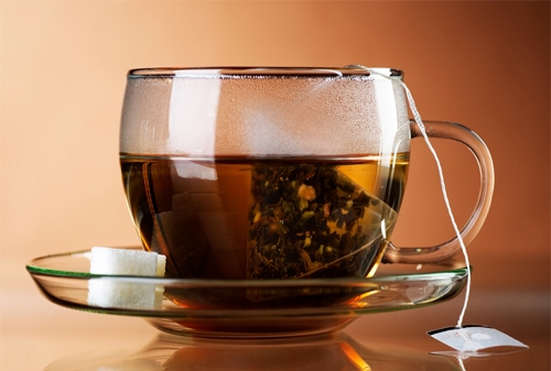 Uống trà túi lọc không nên uống quá nóng hay quá lạnh sẽ gây đau họng. Ảnh minh họa 