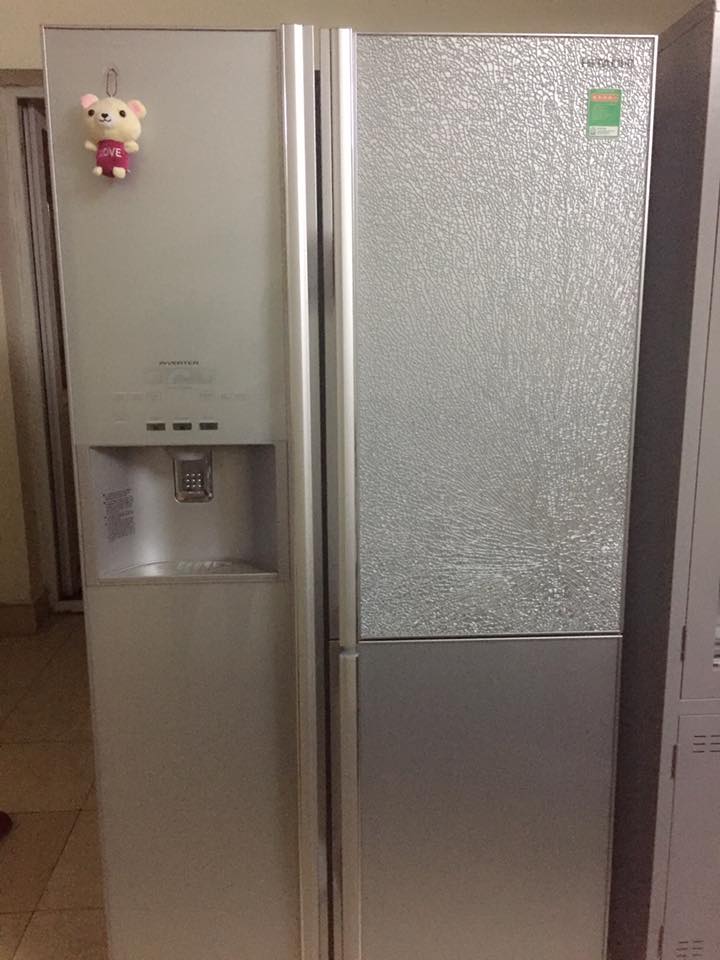  Chiếc tủ lạnh bất ngờ phát nổ khiến cho gia đình bà Huế lo lắng. Ảnh: VietNamNet