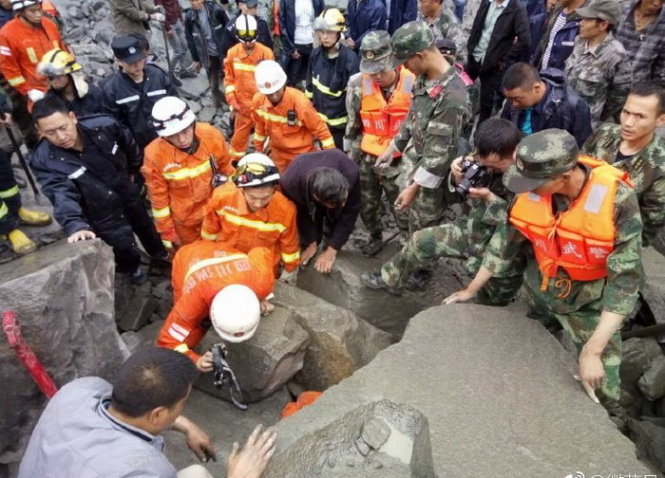 Vụ sạt lở núi ở Trung Quốc đã phải huy động hàng nghìn người cứu hộ. Ảnh: Tuổi Trẻ