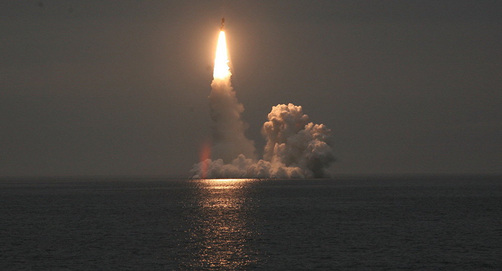 Tàu ngầm Yury Dolgoruky phóng tên lửa đầy uy lực. Ảnh: VnMedia 