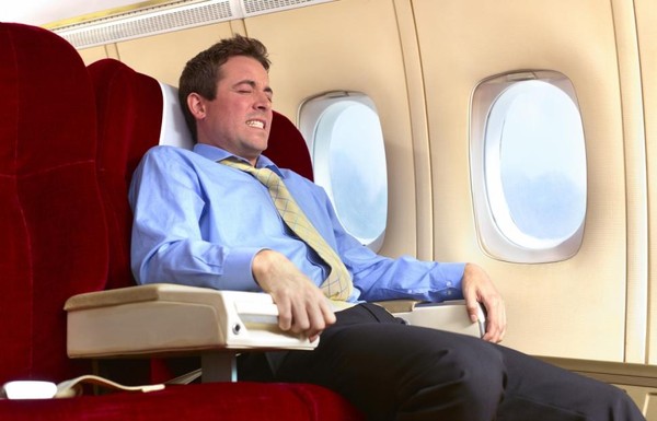Đi máy bay có thể gây ra nhiều mối nguy từ nhiễm khuẩn, cảm lạnh...Ảnh minh họa 