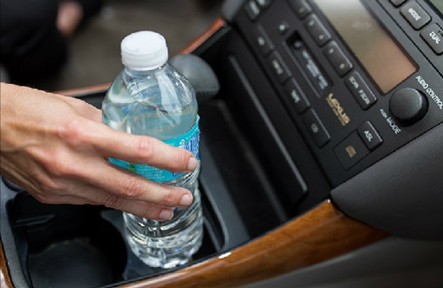 Tuyệt đối không nên uống nước đóng chai để lâu ngày trong ô tô. Ảnh minh họa 