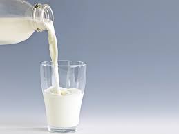  Uống thuốc kháng sinh mà uống sữa sẽ khó có tác dụng mong muốn khi điều trị bệnh. Ảnh minh họa