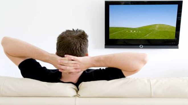 Đàn ông xem tivi quá nhiều có nguy cơ vô sinh. Ảnh minh họa 
