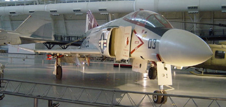 Máy bay F-4 Phantom II là một loại vũ khí ném bom tầm xa siêu thanh. Ảnh: LĐ