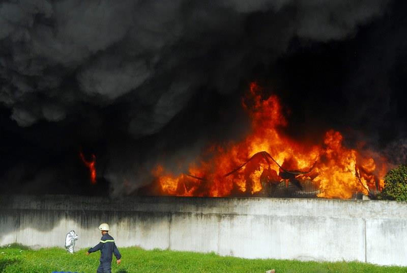  Cháy lớn tại công ty nhựa ở Sài Gòn khiến nhiều người hoảng loạn. Ảnh: VietNamNet