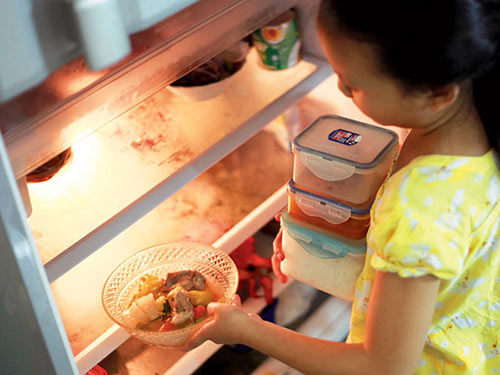 Thức ăn thừa để trong tủ lạnh rất nguy hiểm nếu thường xuyên sử dụng. Ảnh minh họa 