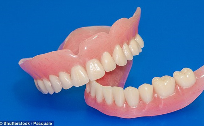  Dùng keo dán răng giả sẽ có nhiều biến chứng. Ảnh minh họa