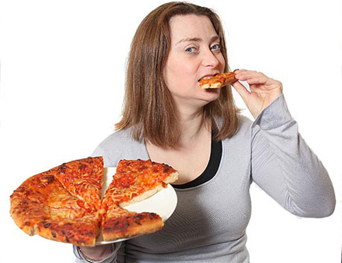 Thực phẩm nhiều năng lượng như bánh pizza rất dễ gây béo phì và ung thư. Ảnh minh họa 