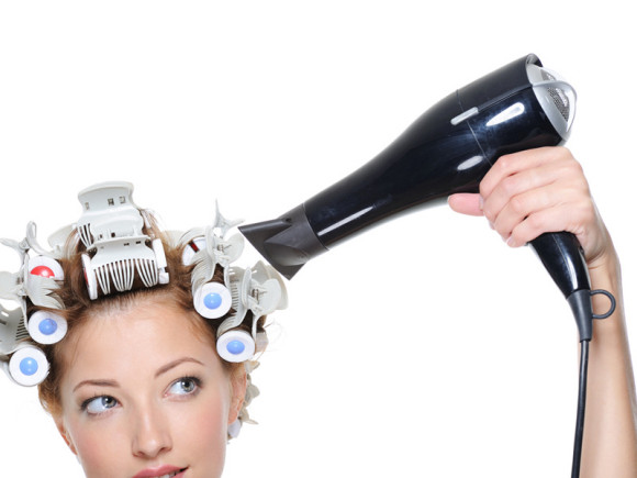 Máy sấy tóc cũng có nguy cơ nhiễm bức xạ hơn cả điện thoại. Ảnh minh họa 