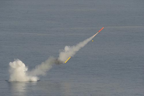 Tên lửa hành trình MDCN Mỹ được phóng từ tàu ngầm. Ảnh: ANTĐ 