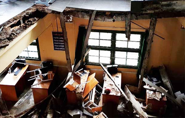 Hình ảnh tan hoang sau sự cố xảy ra sập sàn trường học. Ảnh: TTXVN
