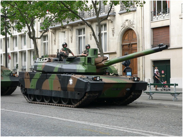  Xe tăng AMX-56 Leclerc diễu hành trên đường phố Nga. Ảnh: Trí thức trẻ
