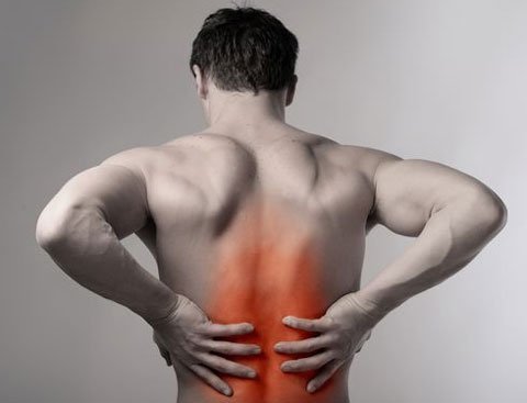 Đau lưng ở nam giới rất có thể là đang mắc nhiều bệnh nguy hiểm. Ảnh minh họa