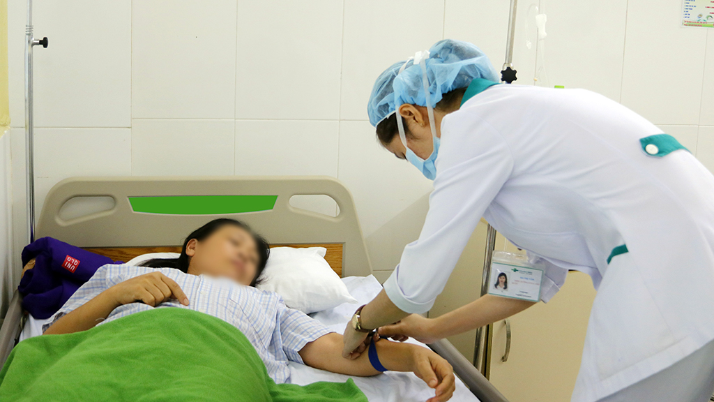  Bệnh nhân bị ngộ độc được cấp cứu tại Bệnh viện Hoàn Mỹ Đà Nẵng. Ảnh: Tuổi Trẻ