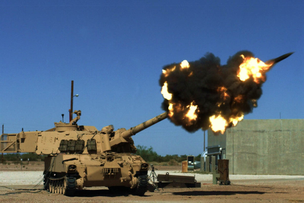Lựu pháo tự hành M109 Paladin phun lửa. Ảnh: Zing News 